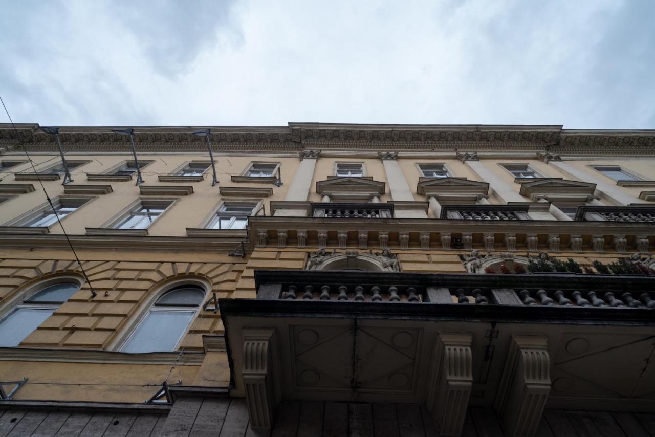Stylish New With View On New York Palace Apartment Budapest