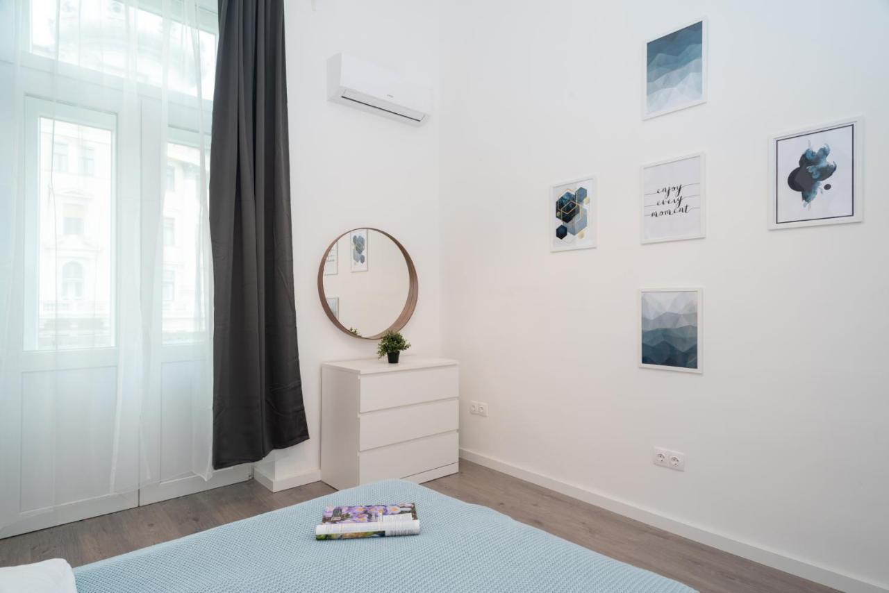 Stylish New With View On New York Palace Apartman *