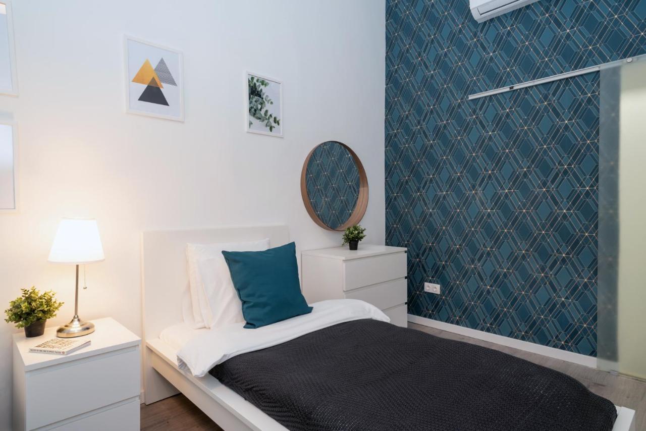 Stylish New With View On New York Palace Apartman