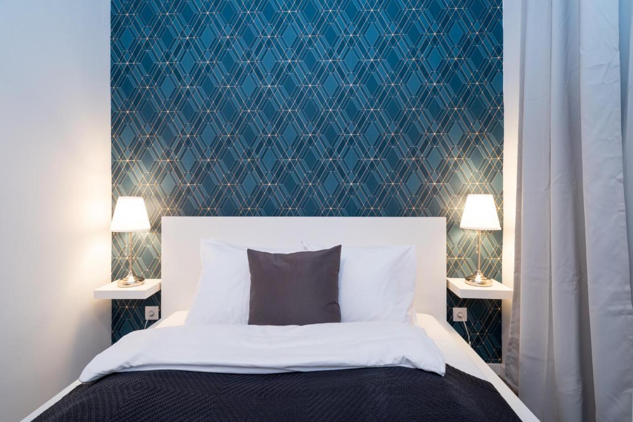 Stylish New With View On New York Palace Apartman